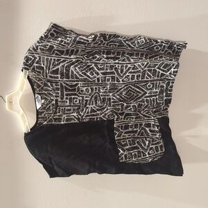 You-Be wide cut top w/ single pocket. Sz S/M